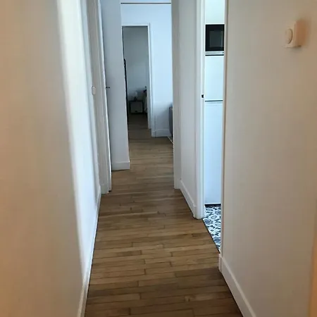 Tres Bel De Style Ancien Avec Sa Terrasse En Bois En Coeur De *