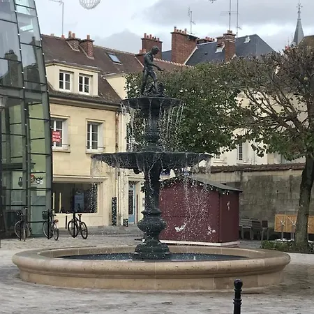 Tres Bel De Style Ancien Avec Sa Terrasse En Bois En Coeur De Compiegne