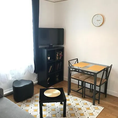 Tres Bel De Style Ancien Avec Sa Terrasse En Bois En Coeur De דירה *