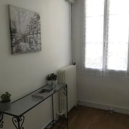 Tres Bel De Style Ancien Avec Sa Terrasse En Bois En Coeur De Compiègne